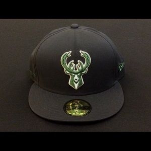 *NEW* $50 New Era Gore Tex Hat - Milwaukee Bucks